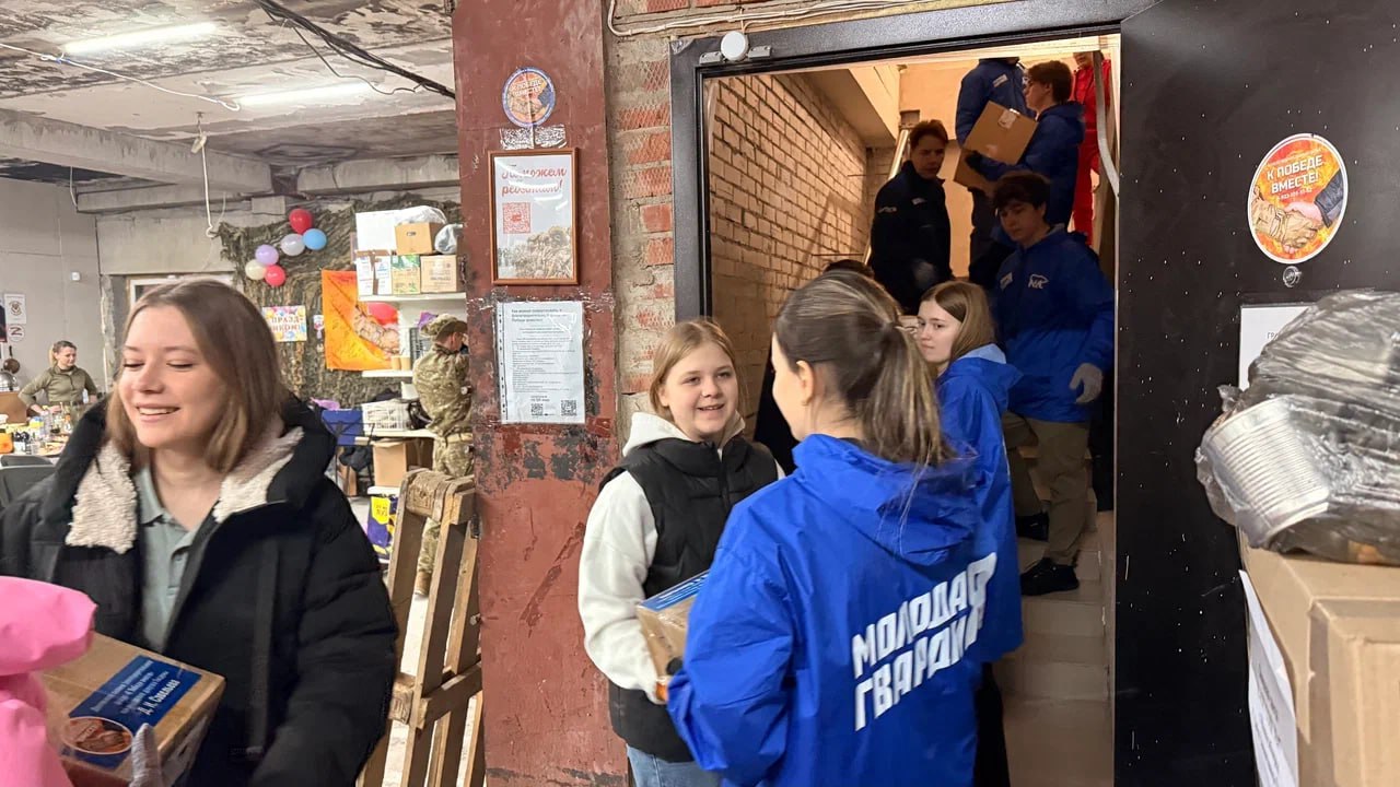 Активисты «Молодой Гвардии» города Новосибирска провели погрузку гуманитарной помощи в ЛНР Активисты «Молодой Гвардии» города Новосибирска провели погрузку гуманитарной помощи в ЛНР