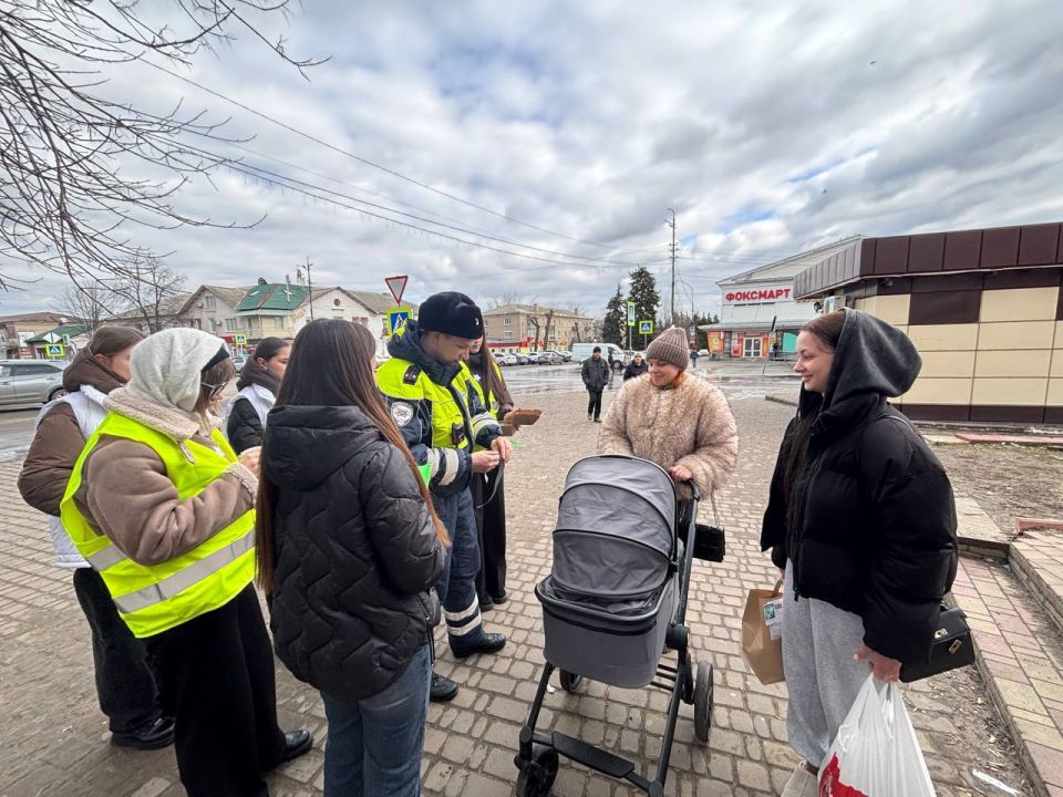 В Ровеньках прошла важная акция «Засветись» по раздаче светоотражающих элементов жителям города В Ровеньках прошла важная акция «Засветись» по раздаче светоотражающих элементов жителям города