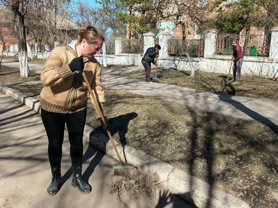 Продолжаем субботники!. Коллективы всех образовательных учреждений города Продолжаем субботники!. Коллективы всех образовательных учреждений города