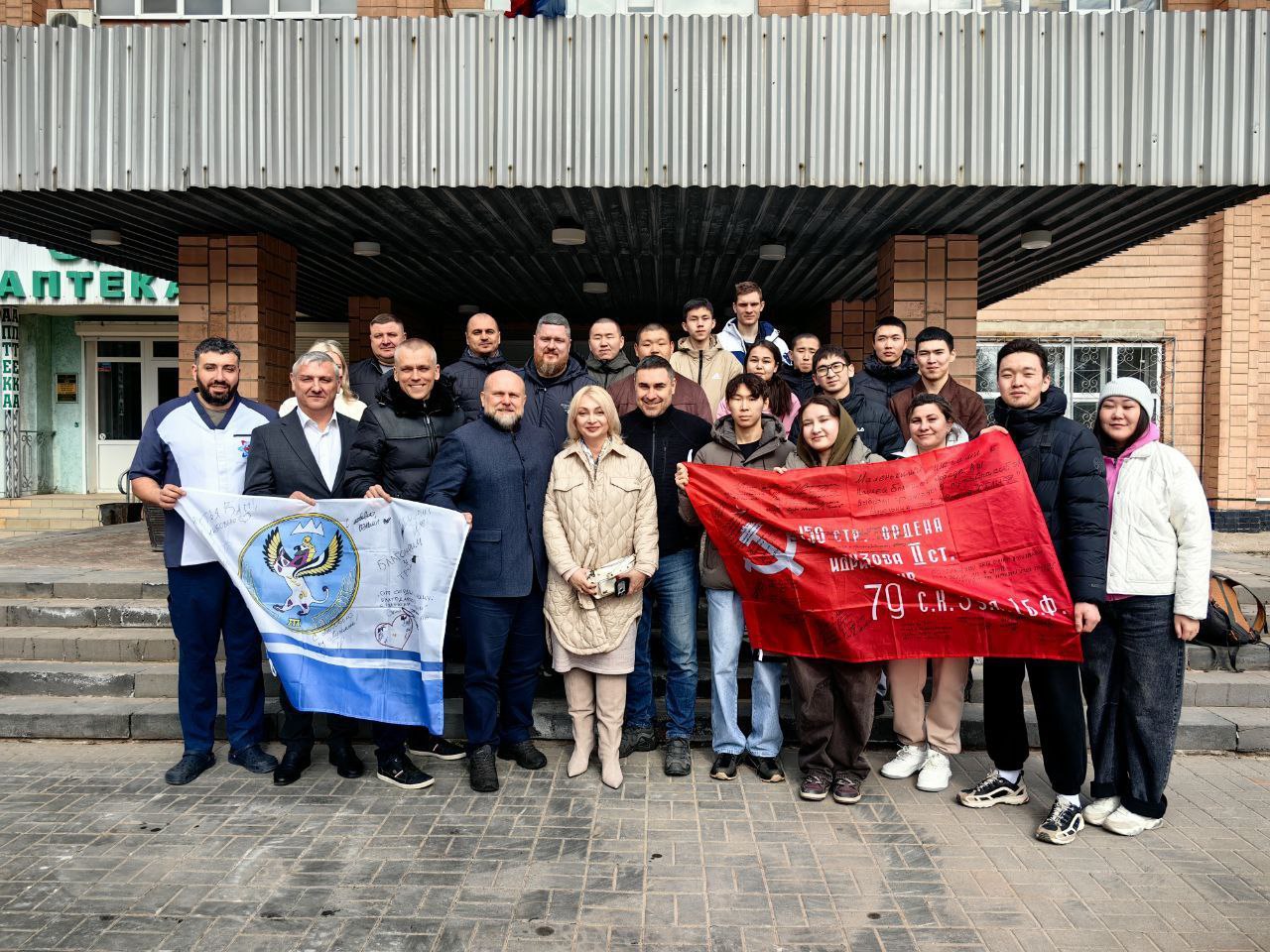 Наталия Пащенко: Совместно с заместителем Министра здравоохранения РФ Андреем Плутницким проводили домой первую группу студентов-медиков из Алтая