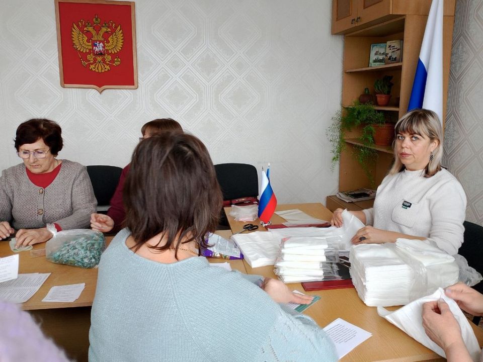 Члены УИК изготовили 100 комплектов сухого душа для бойцов СВО Члены УИК изготовили 100 комплектов сухого душа для бойцов СВО
