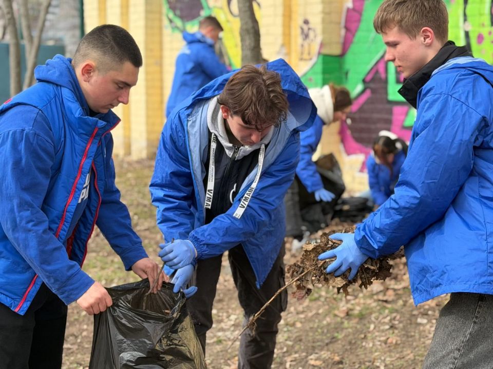 12 добрых дел в честь Крымской весны: молодежь Северодонецка вышла на субботник 12 добрых дел в честь Крымской весны: молодежь Северодонецка вышла на субботник