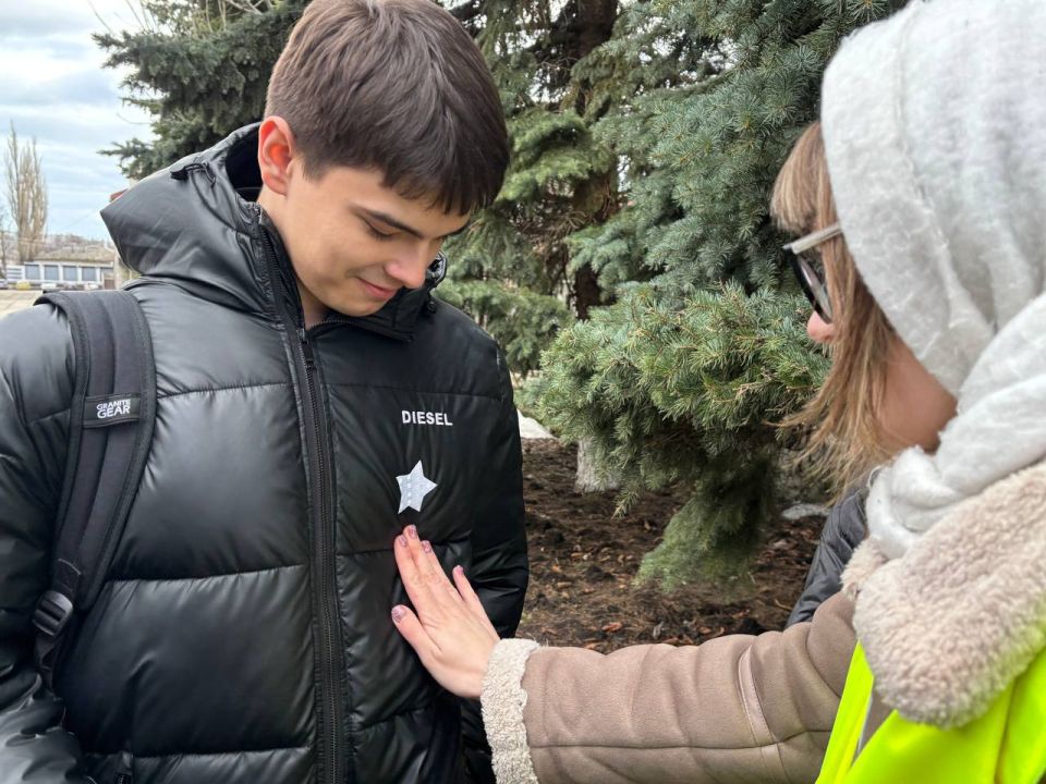 В Ровеньках прошла важная акция «Засветись» по раздаче светоотражающих элементов жителям города В Ровеньках прошла важная акция «Засветись» по раздаче светоотражающих элементов жителям города