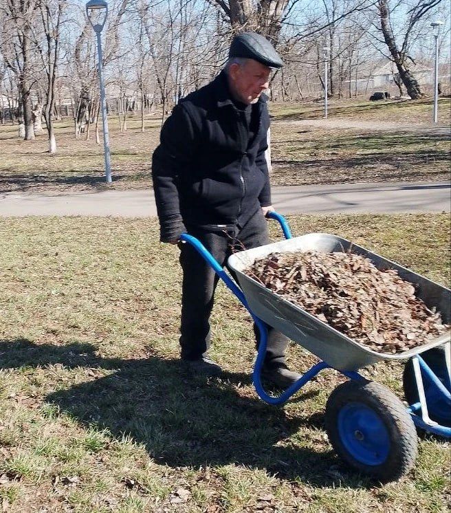 Весеннее преображение: сотрудники парка им. «Молодой гвардии» делают город лучше и уютнее Весеннее преображение: сотрудники парка им. «Молодой гвардии» делают город лучше и уютнее