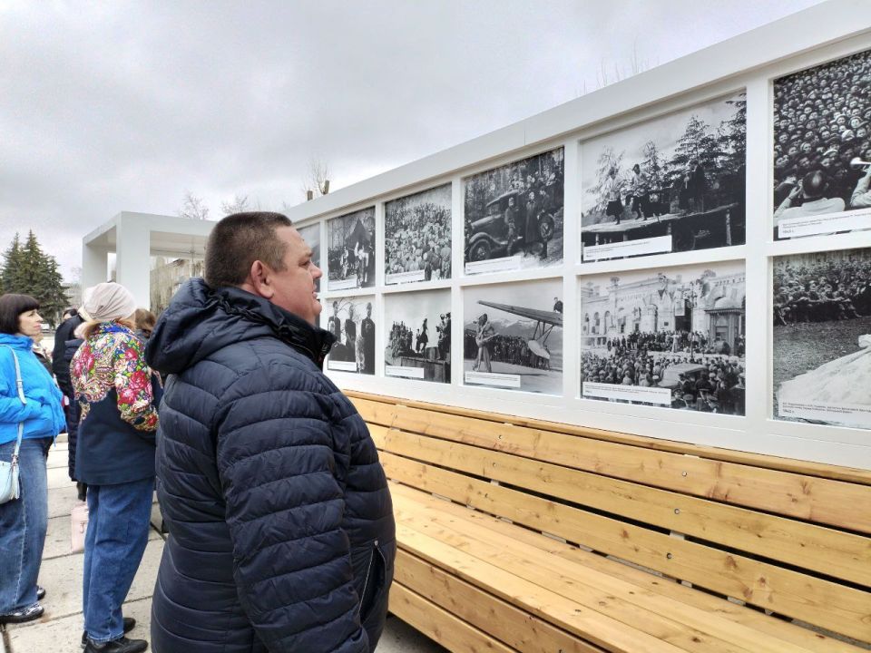 Сегодня в городе Ровеньки состоялось открытие уличной выставки «Театральная площадь» Сегодня в городе Ровеньки состоялось открытие уличной выставки «Театральная площадь»