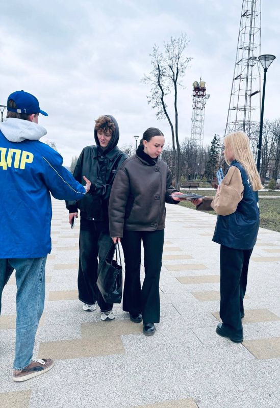 Молодёжная организация ЛДПР ЛНР совместно с депутатом Совета городского округа города Луганска от ЛДПР Мартином Захаряном провела очередную акцию – раздачу партийных газет Молодёжная организация ЛДПР ЛНР совместно с депутатом Совета городского округа города Луганска от ЛДПР Мартином Захаряном провела очередную акцию – раздачу партийных газет