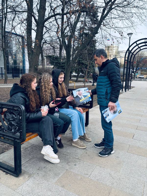 Молодёжная организация ЛДПР ЛНР совместно с депутатом Совета городского округа города Луганска от ЛДПР Мартином Захаряном провела очередную акцию – раздачу партийных газет Молодёжная организация ЛДПР ЛНР совместно с депутатом Совета городского округа города Луганска от ЛДПР Мартином Захаряном провела очередную акцию – раздачу партийных газет