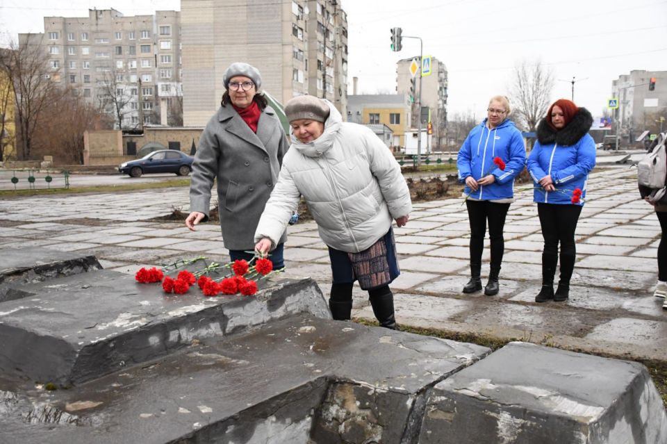 Активисты Первомайского местного отделения «Единой России» почтили память выдающегося земляка Алексея Бахмутского Активисты Первомайского местного отделения «Единой России» почтили память выдающегося земляка Алексея Бахмутского