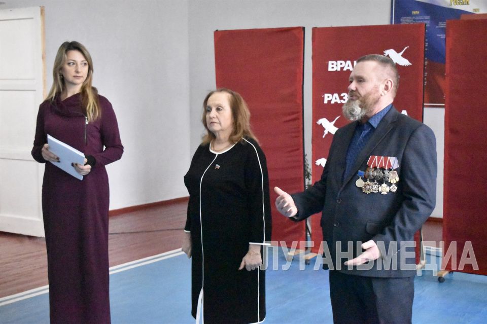 В Брянке вручили благодарственные письма школьникам - участникам форума «Верим в Донбасс» В Брянке вручили благодарственные письма школьникам - участникам форума «Верим в Донбасс»