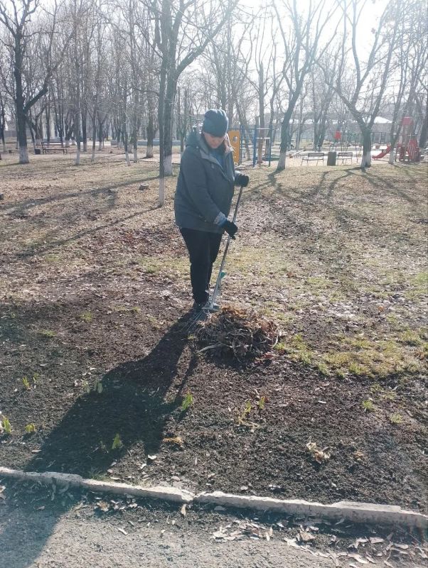 Весеннее преображение: сотрудники парка им. «Молодой гвардии» делают город лучше и уютнее Весеннее преображение: сотрудники парка им. «Молодой гвардии» делают город лучше и уютнее