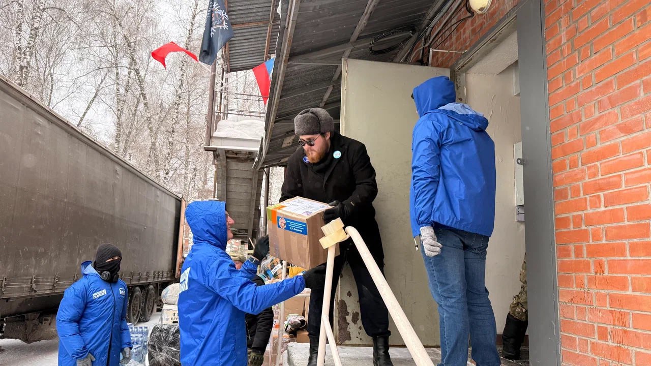 Активисты «Молодой Гвардии» города Новосибирска провели погрузку гуманитарной помощи в ЛНР Активисты «Молодой Гвардии» города Новосибирска провели погрузку гуманитарной помощи в ЛНР