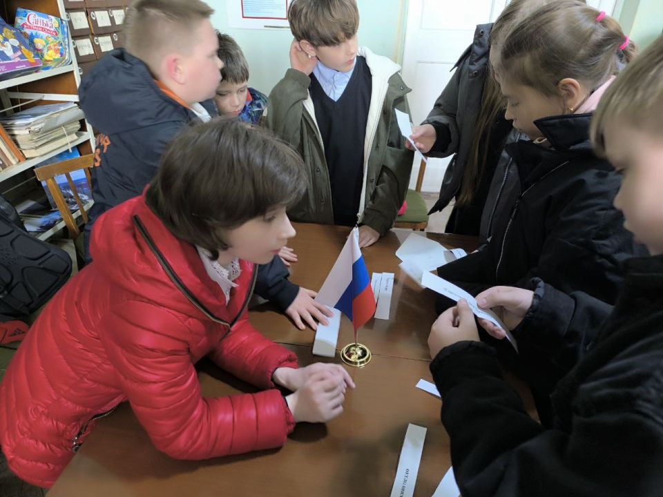 18 марта в библиотеке Дома культуры г. Вахрушево состоялось тематическое мероприятие, посвященное Дню воссоединения Крыма с Россией 18 марта в библиотеке Дома культуры г. Вахрушево состоялось тематическое мероприятие, посвященное Дню воссоединения Крыма с Россией