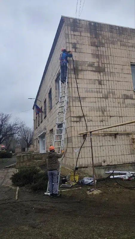Электрики из Удмуртии заменили питающий кабель в административном здании Успенки Электрики из Удмуртии заменили питающий кабель в административном здании Успенки