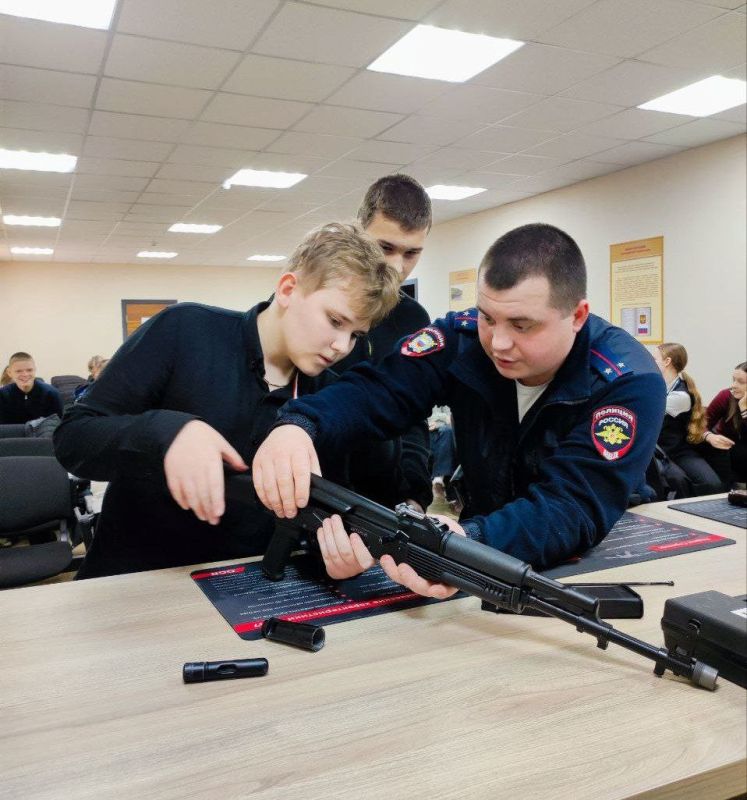 11Антрацитовские правоохранители организовали для школьников просмотр фильма о полиции и продемонстрировали сборку и разборку учебного оружия 11Антрацитовские правоохранители организовали для школьников просмотр фильма о полиции и продемонстрировали сборку и разборку учебного оружия