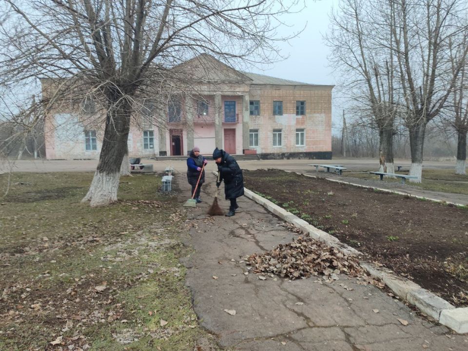 В пгт. Софиевский и пгт. Запорожье сотрудники отдела жизнеобеспечения активно продолжают работы по благоустройству территорий В пгт. Софиевский и пгт. Запорожье сотрудники отдела жизнеобеспечения активно продолжают работы по благоустройству территорий