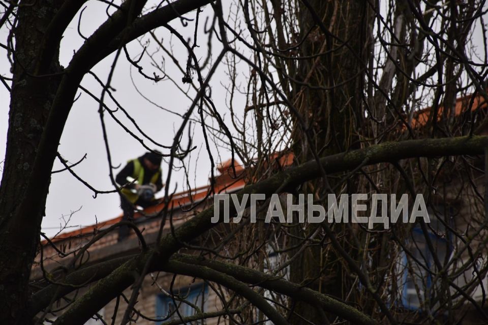 В Суходольске ремонтируют кровлю В Суходольске ремонтируют кровлю