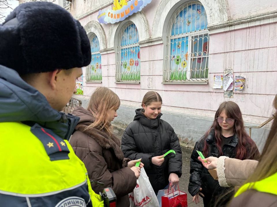 В Ровеньках сотрудники Госавтоинспекции совместно с педагогами, активистами Движения Первых и членами Молодежной палаты провели важную акцию «Засветись» В Ровеньках сотрудники Госавтоинспекции совместно с педагогами, активистами Движения Первых и членами Молодежной палаты провели важную акцию «Засветись»