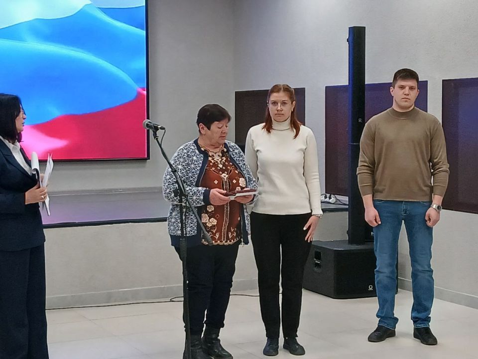 Альберт Зинченко: Сегодня в ДК Станицы Луганской прошло мероприятие, на котором начальник отдела социального и пенсионного обеспечения военного комиссариата Станично-Луганского МО Екатерина Малоухова вручила... Альберт Зинченко: Сегодня в ДК Станицы Луганской прошло мероприятие, на котором начальник отдела социального и пенсионного обеспечения военного комиссариата Станично-Луганского МО Екатерина Малоухова вручила...