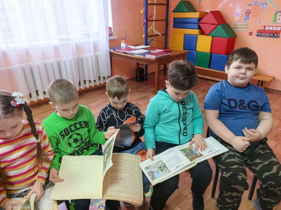 Ко Дню православной книги, сотрудники Детского центра Чернухинского музея провели познавательный час с воспитанниками детского сада-ясли «Ромашка», посвященный истории книгопечатания на Руси Ко Дню православной книги, сотрудники Детского центра Чернухинского музея провели познавательный час с воспитанниками детского сада-ясли «Ромашка», посвященный истории книгопечатания на Руси