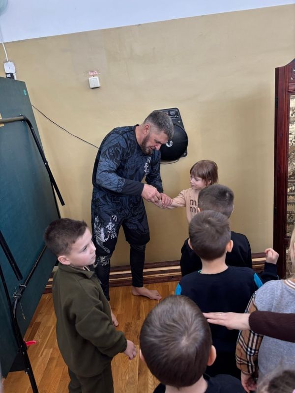 Лутугинскую спортивную школу посетили воспитанники детского сада «Ласточка» Лутугинскую спортивную школу посетили воспитанники детского сада «Ласточка»