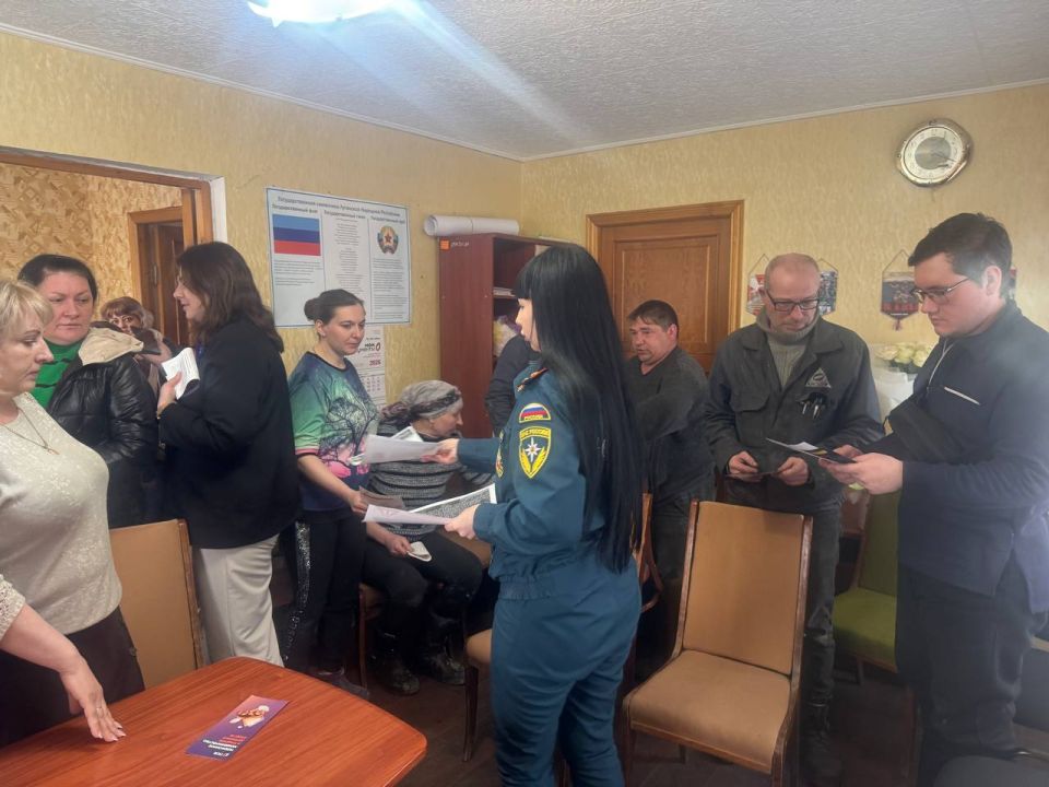 Сегодня в отделе жизнеобеспечения пгт Кленовый состоялась встреча с сотрудниками ПСБ банка, инспектором ОНД и ПР по городу Ровеньки УНД и ПР главного управления МЧС России по ЛНР, сотрудниками отдела чрезвычайных ситуаций... Сегодня в отделе жизнеобеспечения пгт Кленовый состоялась встреча с сотрудниками ПСБ банка, инспектором ОНД и ПР по городу Ровеньки УНД и ПР главного управления МЧС России по ЛНР, сотрудниками отдела чрезвычайных ситуаций...