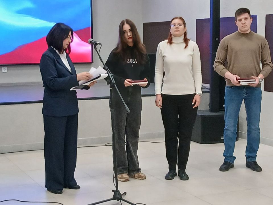 Альберт Зинченко: Сегодня в ДК Станицы Луганской прошло мероприятие, на котором начальник отдела социального и пенсионного обеспечения военного комиссариата Станично-Луганского МО Екатерина Малоухова вручила... Альберт Зинченко: Сегодня в ДК Станицы Луганской прошло мероприятие, на котором начальник отдела социального и пенсионного обеспечения военного комиссариата Станично-Луганского МО Екатерина Малоухова вручила...