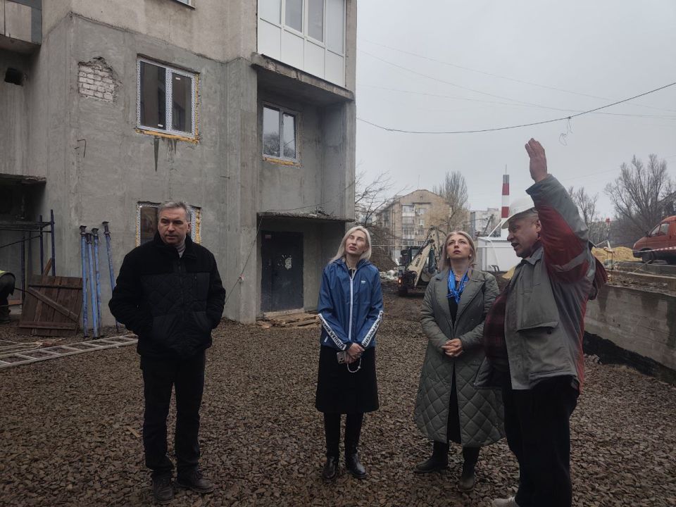 В Краснодоне партийный десант проверил ход работ по народной программе «Единой России» - капитальный ремонт помещений ЗАГСа В Краснодоне партийный десант проверил ход работ по народной программе «Единой России» - капитальный ремонт помещений ЗАГСа