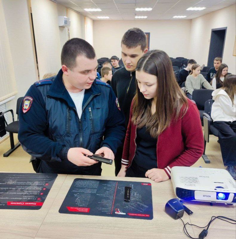 11Антрацитовские правоохранители организовали для школьников просмотр фильма о полиции и продемонстрировали сборку и разборку учебного оружия 11Антрацитовские правоохранители организовали для школьников просмотр фильма о полиции и продемонстрировали сборку и разборку учебного оружия