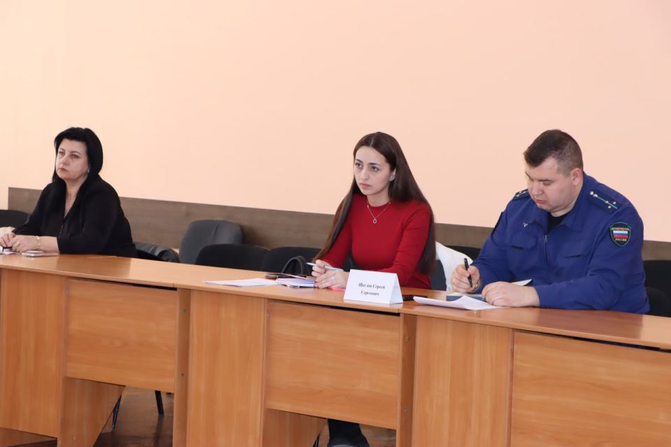 В Лутугино состоялось очередное заседание Районной комиссии по делам несовершеннолетних и защите их прав В Лутугино состоялось очередное заседание Районной комиссии по делам несовершеннолетних и защите их прав