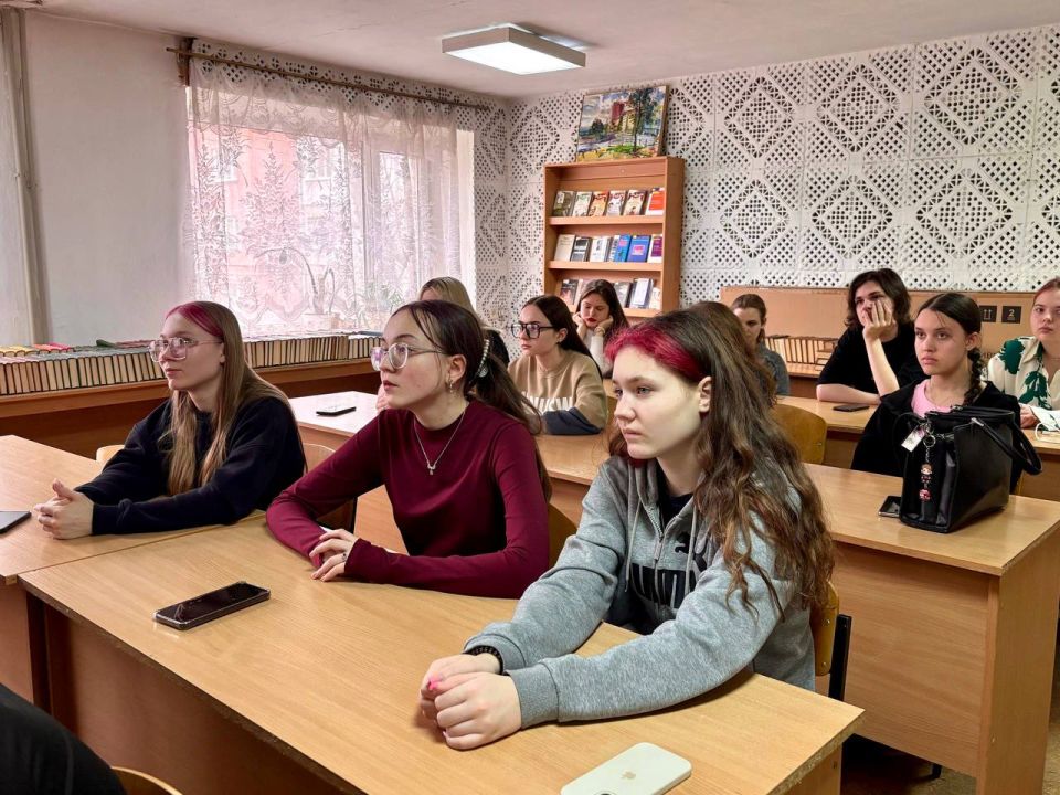 Встреча студентов колледжа ЛГАКИ имени Матусовского с сотрудником Госавтоинспекции: профилактика детского дорожно-транспортного травматизма Встреча студентов колледжа ЛГАКИ имени Матусовского с сотрудником Госавтоинспекции: профилактика детского дорожно-транспортного травматизма