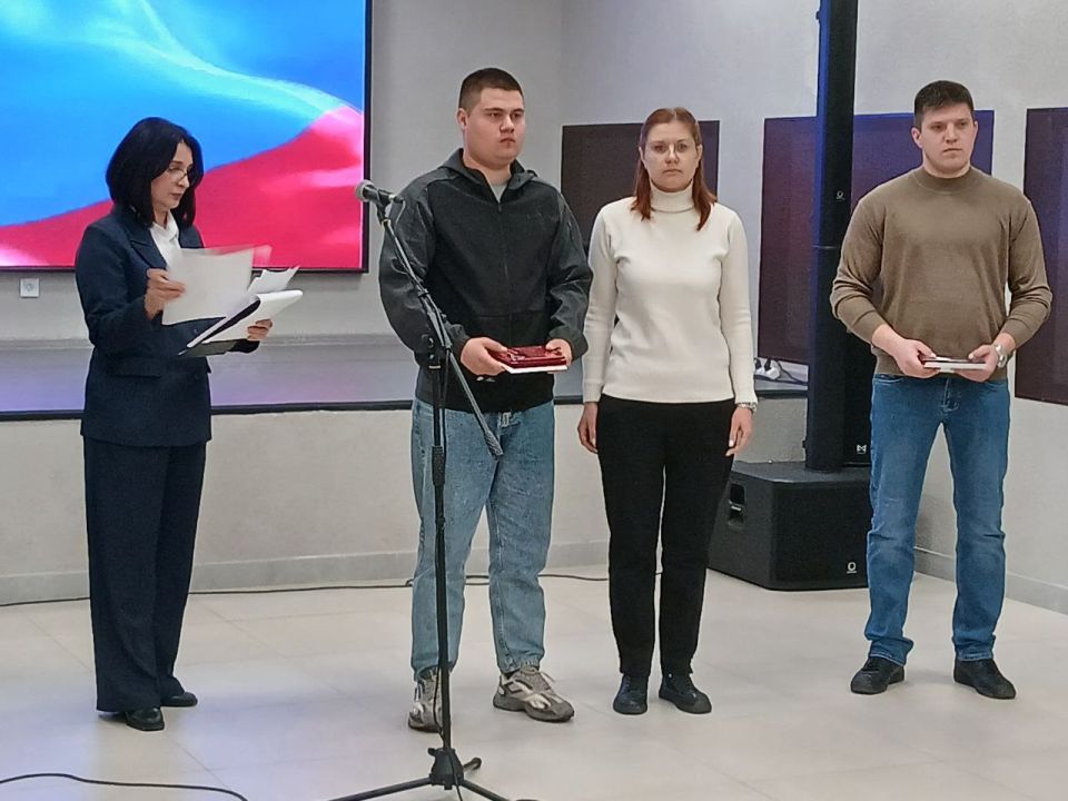 Альберт Зинченко: Сегодня в ДК Станицы Луганской прошло мероприятие, на котором начальник отдела социального и пенсионного обеспечения военного комиссариата Станично-Луганского МО Екатерина Малоухова вручила... Альберт Зинченко: Сегодня в ДК Станицы Луганской прошло мероприятие, на котором начальник отдела социального и пенсионного обеспечения военного комиссариата Станично-Луганского МО Екатерина Малоухова вручила...