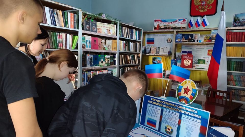 В Лозовской библиотеке состоялся урок патриотизма В Лозовской библиотеке состоялся урок патриотизма