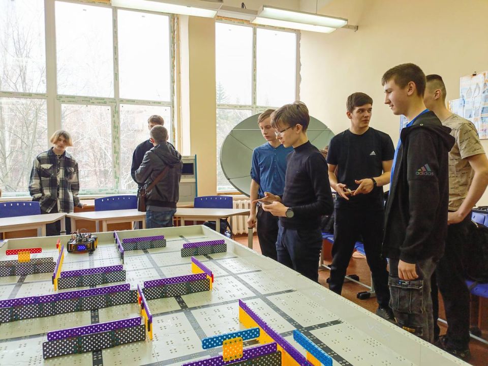 Около 60 юных изобретателей со всей ЛНР представили свои разработки на третьем республиканском фестивале «Игры роботов» Около 60 юных изобретателей со всей ЛНР представили свои разработки на третьем республиканском фестивале «Игры роботов»