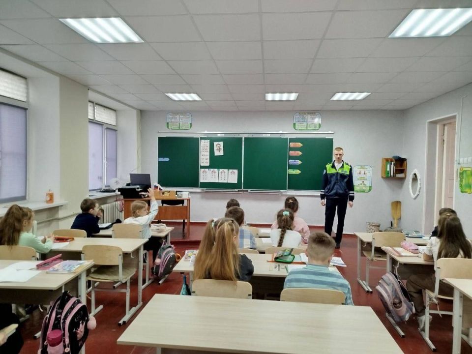 Сотрудники Госавтоинспекции проводят профилактические мероприятия с детьми в рамках акций «Весенние каникулы» Сотрудники Госавтоинспекции проводят профилактические мероприятия с детьми в рамках акций «Весенние каникулы»