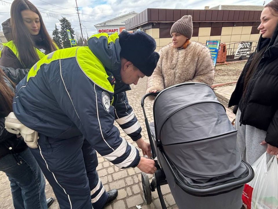 В Ровеньках сотрудники Госавтоинспекции совместно с педагогами, активистами Движения Первых и членами Молодежной палаты провели важную акцию «Засветись» В Ровеньках сотрудники Госавтоинспекции совместно с педагогами, активистами Движения Первых и членами Молодежной палаты провели важную акцию «Засветись»