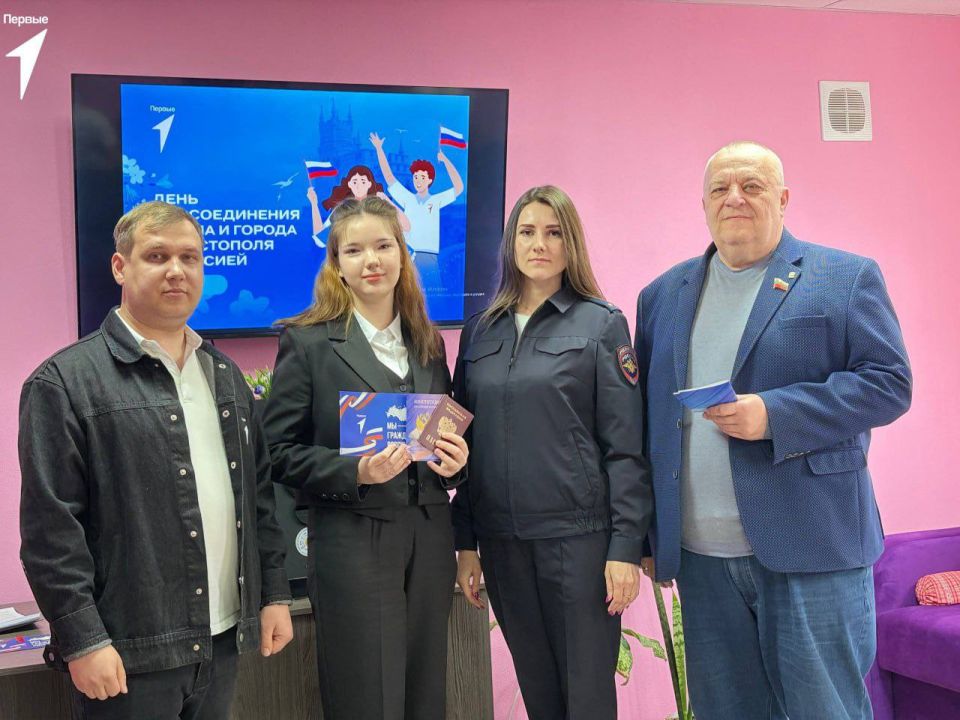 Сегодня принял участие в важном и по-настоящему знаковом мероприятии — вручении паспортов нашим юным жителям Лутугинского муниципального округа Сегодня принял участие в важном и по-настоящему знаковом мероприятии — вручении паспортов нашим юным жителям Лутугинского муниципального округа