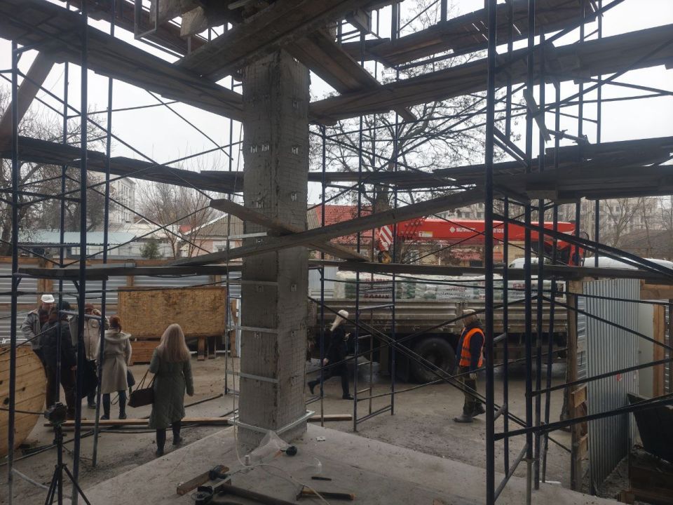 В Краснодоне партийный десант проверил ход работ по народной программе «Единой России» - капитальный ремонт помещений ЗАГСа В Краснодоне партийный десант проверил ход работ по народной программе «Единой России» - капитальный ремонт помещений ЗАГСа