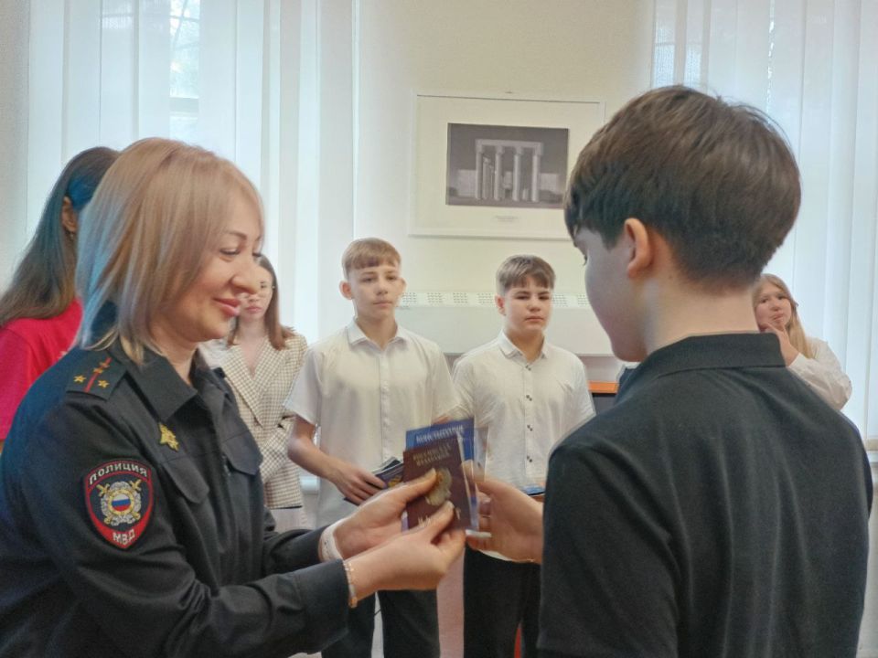 Торжественное вручение паспортов РФ в Ровеньках! В День Воссоединения Крыма с Россией, в Ровеньках состоялось знаменательное событие! В рамках акции «Мы – граждане России!» юные ровенчане получили главный документ – паспорт... Торжественное вручение паспортов РФ в Ровеньках! В День Воссоединения Крыма с Россией, в Ровеньках состоялось знаменательное событие! В рамках акции «Мы – граждане России!» юные ровенчане получили главный документ – паспорт...