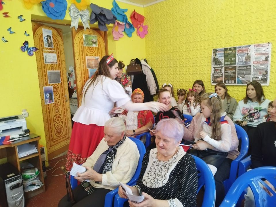 В поселке Краснодон годовщину воссоединения Крыма с РФ отметили праздничным концертом В поселке Краснодон годовщину воссоединения Крыма с РФ отметили праздничным концертом