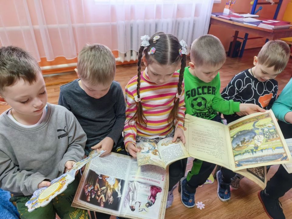 Ко Дню православной книги, сотрудники Детского центра Чернухинского музея провели познавательный час с воспитанниками детского сада-ясли «Ромашка», посвященный истории книгопечатания на Руси Ко Дню православной книги, сотрудники Детского центра Чернухинского музея провели познавательный час с воспитанниками детского сада-ясли «Ромашка», посвященный истории книгопечатания на Руси