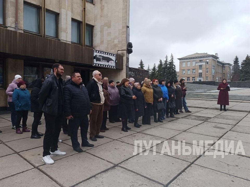 В Ровеньках открылась уличная выставка «Театральная площадь» В Ровеньках открылась уличная выставка «Театральная площадь»