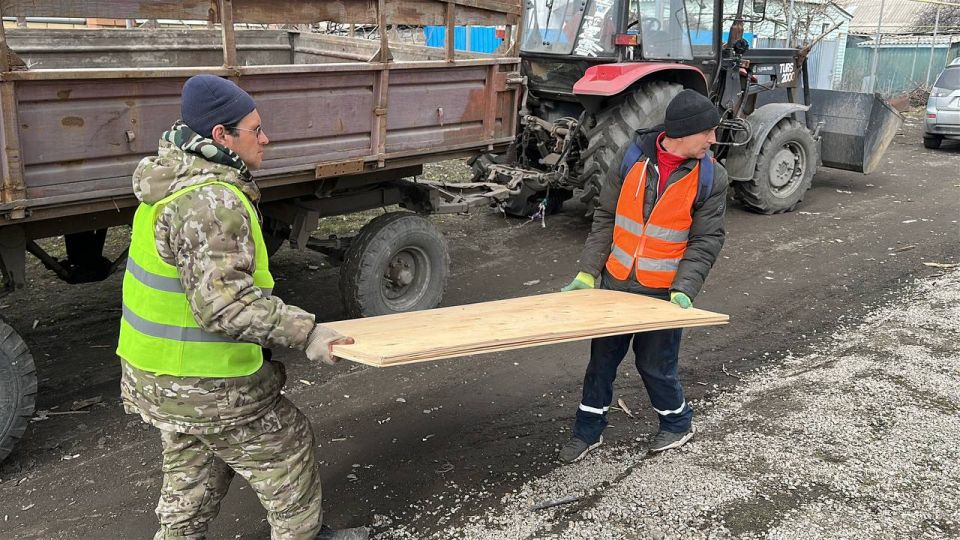 Андрей Рубанцов: В Ровеньках на месте сегодняшнего удара со стороны ВСУ продолжает работать рабочая группа по обследованию повреждённых помещений Администрации городского округа Андрей Рубанцов: В Ровеньках на месте сегодняшнего удара со стороны ВСУ продолжает работать рабочая группа по обследованию повреждённых помещений Администрации городского округа
