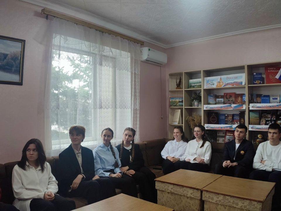 В Лутугинской центральной районной библиотеке был проведён исторический экскурс «Крым и Россия - общая судьба» В Лутугинской центральной районной библиотеке был проведён исторический экскурс «Крым и Россия - общая судьба»