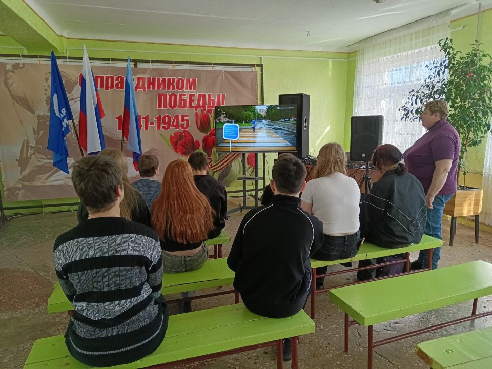 Сотрудники Дома культуры им. Ленина пгт Новодарьевка провели показ социальных роликов по ПДД «Безопасная дорога» для обучающихся «Новодарьевская школа им. В.Д. Луганского» Сотрудники Дома культуры им. Ленина пгт Новодарьевка провели показ социальных роликов по ПДД «Безопасная дорога» для обучающихся «Новодарьевская школа им. В.Д. Луганского»