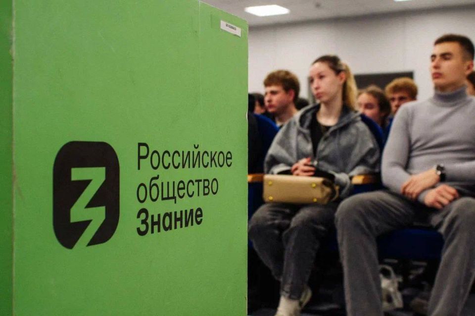 Общество «Знание» провело сразу несколько лекций посвященных Дню воссоединения Крыма с Россией Общество «Знание» провело сразу несколько лекций посвященных Дню воссоединения Крыма с Россией