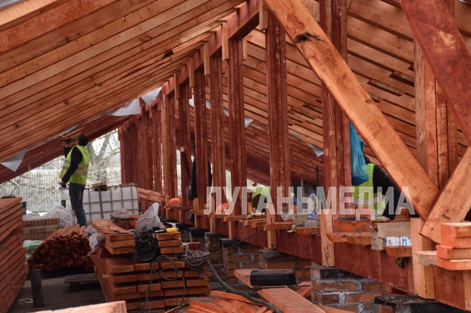 В Суходольске ремонтируют кровлю В Суходольске ремонтируют кровлю