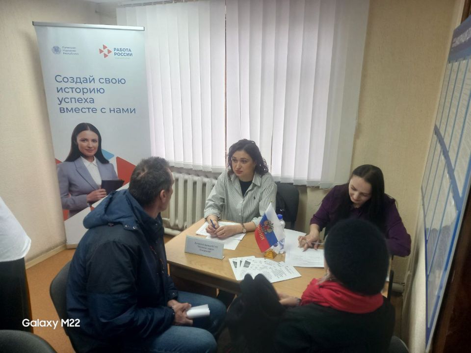 Специалист по управлению персоналом Луганского филиала ФГУП «ЖДН» Изотова Юлия 18.03.2026 приняла участие в ярмарке вакансий для всех категорий граждан, которая проходила в Республиканском центре занятости населения ЛНР в... Специалист по управлению персоналом Луганского филиала ФГУП «ЖДН» Изотова Юлия 18.03.2026 приняла участие в ярмарке вакансий для всех категорий граждан, которая проходила в Республиканском центре занятости населения ЛНР в...