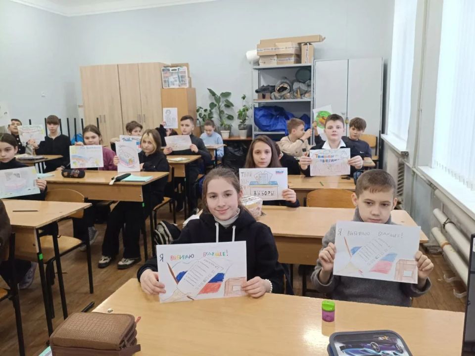 Члены УИК Алчевска провели правовые игры для будущих избирателей Члены УИК Алчевска провели правовые игры для будущих избирателей
