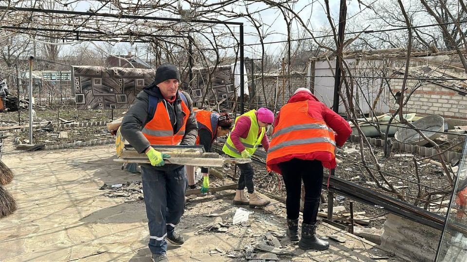 Андрей Рубанцов: В Ровеньках на месте сегодняшнего удара со стороны ВСУ продолжает работать рабочая группа по обследованию повреждённых помещений Администрации городского округа Андрей Рубанцов: В Ровеньках на месте сегодняшнего удара со стороны ВСУ продолжает работать рабочая группа по обследованию повреждённых помещений Администрации городского округа
