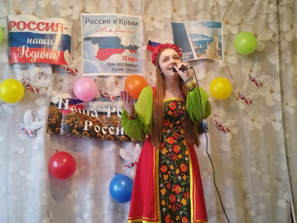 В поселке Краснодон годовщину воссоединения Крыма с РФ отметили праздничным концертом В поселке Краснодон годовщину воссоединения Крыма с РФ отметили праздничным концертом